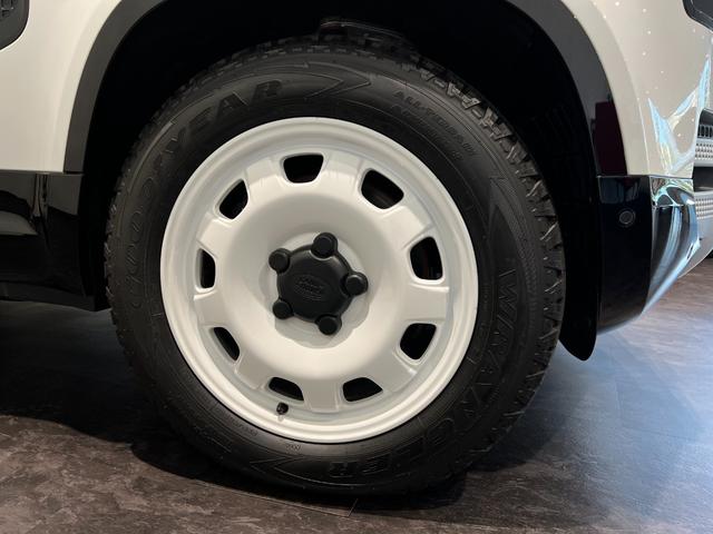 ディフェンダー カウンティエクステリアパックキュレテッドフォジャパン　限定１００台！　コントラストルーフ・テールドア　カウンティエクステリアＰ　コールドクライメートＰ　エアサスペンションＰ　２０インチスタイル９０１３ホイール（グロスホワイトフィニッシュ）（8枚目）