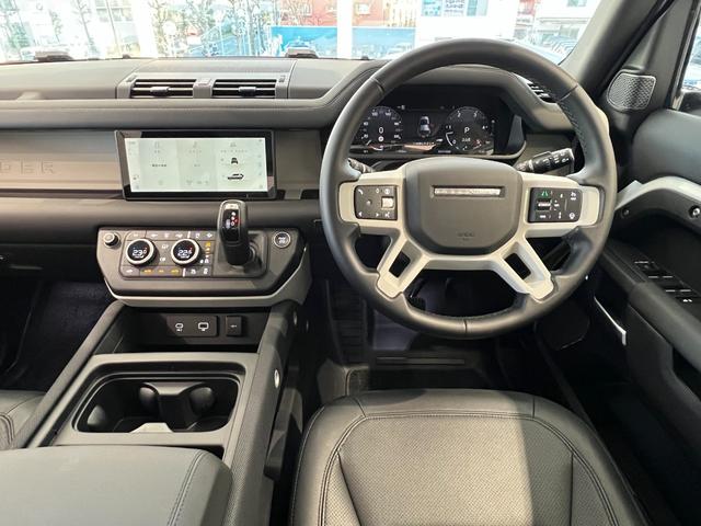 ディフェンダー カウンティエクステリアパックキュレテッドフォジャパン　限定１００台！　コントラストルーフ・テールドア　カウンティエクステリアＰ　コールドクライメートＰ　エアサスペンションＰ　２０インチスタイル９０１３ホイール（グロスホワイトフィニッシュ）（9枚目）