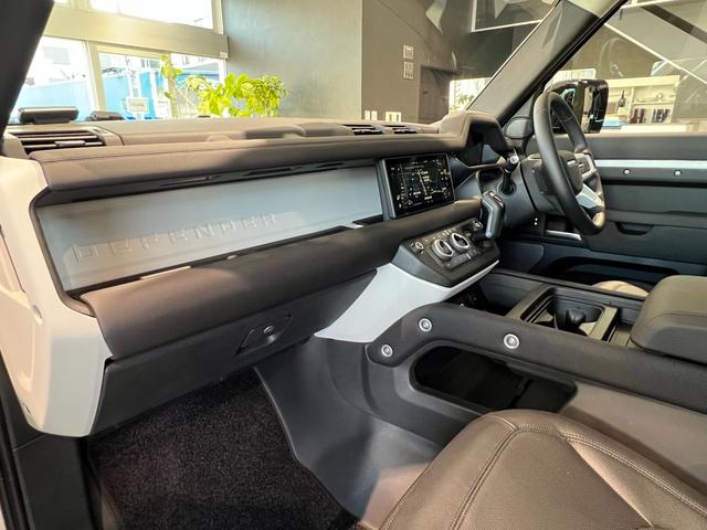 ディフェンダー カウンティエクステリアパックキュレテッドフォジャパン　限定１００台！　コントラストルーフ・テールドア　カウンティエクステリアＰ　コールドクライメートＰ　エアサスペンションＰ　２０インチスタイル９０１３ホイール（グロスホワイトフィニッシュ）（10枚目）