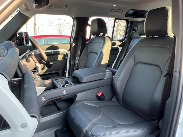 ディフェンダー カウンティエクステリアパックキュレテッドフォジャパン　限定１００台！　コントラストルーフ・テールドア　カウンティエクステリアＰ　コールドクライメートＰ　エアサスペンションＰ　２０インチスタイル９０１３ホイール（グロスホワイトフィニッシュ）（12枚目）