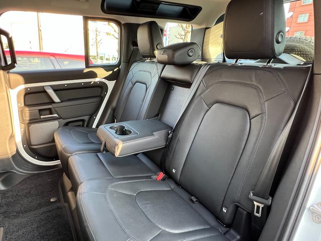 ディフェンダー カウンティエクステリアパックキュレテッドフォジャパン　限定１００台！　コントラストルーフ・テールドア　カウンティエクステリアＰ　コールドクライメートＰ　エアサスペンションＰ　２０インチスタイル９０１３ホイール（グロスホワイトフィニッシュ）（15枚目）