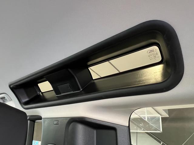 ディフェンダー カウンティエクステリアパックキュレテッドフォジャパン　限定１００台！　コントラストルーフ・テールドア　カウンティエクステリアＰ　コールドクライメートＰ　エアサスペンションＰ　２０インチスタイル９０１３ホイール（グロスホワイトフィニッシュ）（16枚目）