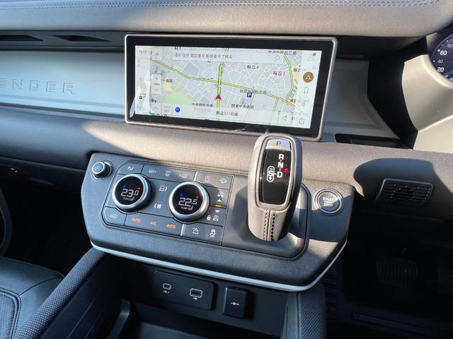 ディフェンダー カウンティエクステリアパックキュレテッドフォジャパン　限定１００台！　コントラストルーフ・テールドア　カウンティエクステリアＰ　コールドクライメートＰ　エアサスペンションＰ　２０インチスタイル９０１３ホイール（グロスホワイトフィニッシュ）（18枚目）