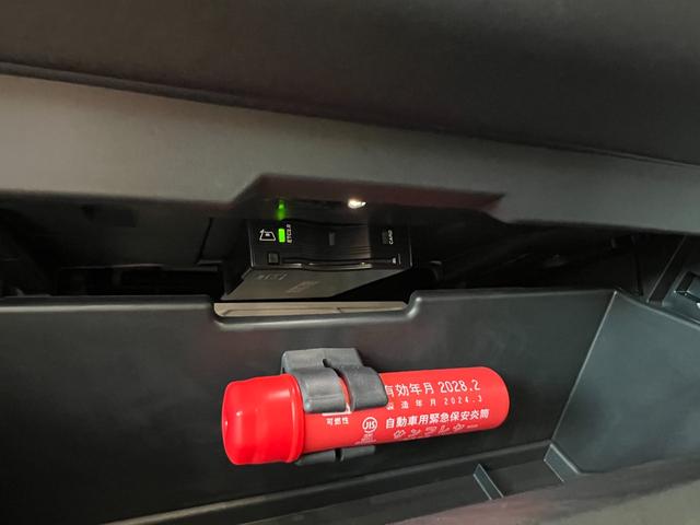 ディフェンダー カウンティエクステリアパックキュレテッドフォジャパン　限定１００台！　コントラストルーフ・テールドア　カウンティエクステリアＰ　コールドクライメートＰ　エアサスペンションＰ　２０インチスタイル９０１３ホイール（グロスホワイトフィニッシュ）（26枚目）