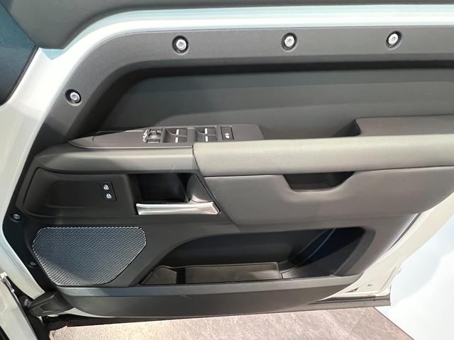 ディフェンダー カウンティエクステリアパックキュレテッドフォジャパン　限定１００台！　コントラストルーフ・テールドア　カウンティエクステリアＰ　コールドクライメートＰ　エアサスペンションＰ　２０インチスタイル９０１３ホイール（グロスホワイトフィニッシュ）（29枚目）