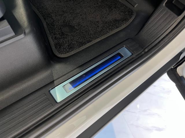 ディフェンダー カウンティエクステリアパックキュレテッドフォジャパン　限定１００台！　コントラストルーフ・テールドア　カウンティエクステリアＰ　コールドクライメートＰ　エアサスペンションＰ　２０インチスタイル９０１３ホイール（グロスホワイトフィニッシュ）（30枚目）