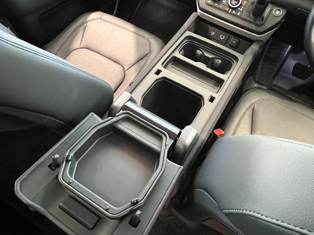 ディフェンダー カウンティエクステリアパックキュレテッドフォジャパン　限定１００台！　コントラストルーフ・テールドア　カウンティエクステリアＰ　コールドクライメートＰ　エアサスペンションＰ　２０インチスタイル９０１３ホイール（グロスホワイトフィニッシュ）（32枚目）