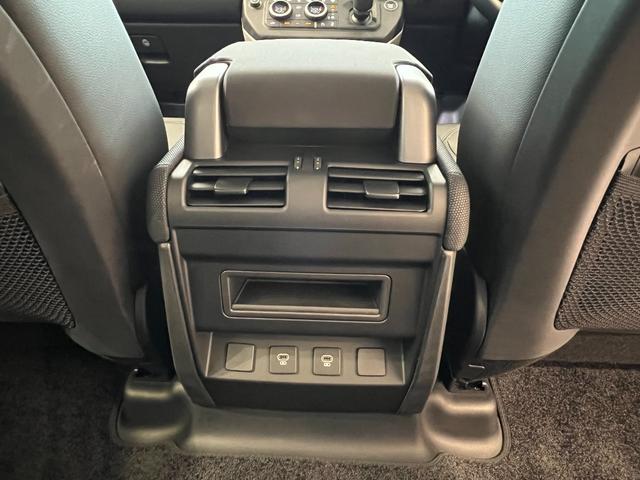 ディフェンダー カウンティエクステリアパックキュレテッドフォジャパン　限定１００台！　コントラストルーフ・テールドア　カウンティエクステリアＰ　コールドクライメートＰ　エアサスペンションＰ　２０インチスタイル９０１３ホイール（グロスホワイトフィニッシュ）（33枚目）