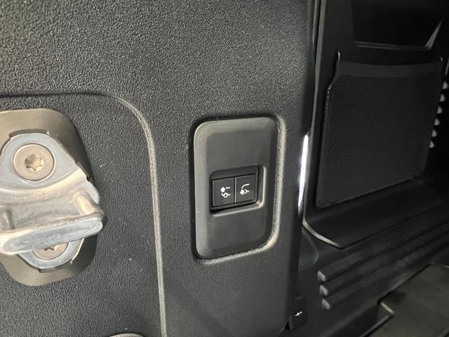 ディフェンダー カウンティエクステリアパックキュレテッドフォジャパン　限定１００台！　コントラストルーフ・テールドア　カウンティエクステリアＰ　コールドクライメートＰ　エアサスペンションＰ　２０インチスタイル９０１３ホイール（グロスホワイトフィニッシュ）（35枚目）