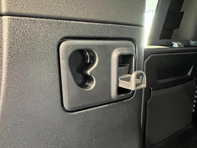 ディフェンダー カウンティエクステリアパックキュレテッドフォジャパン　限定１００台！　コントラストルーフ・テールドア　カウンティエクステリアＰ　コールドクライメートＰ　エアサスペンションＰ　２０インチスタイル９０１３ホイール（グロスホワイトフィニッシュ）（36枚目）