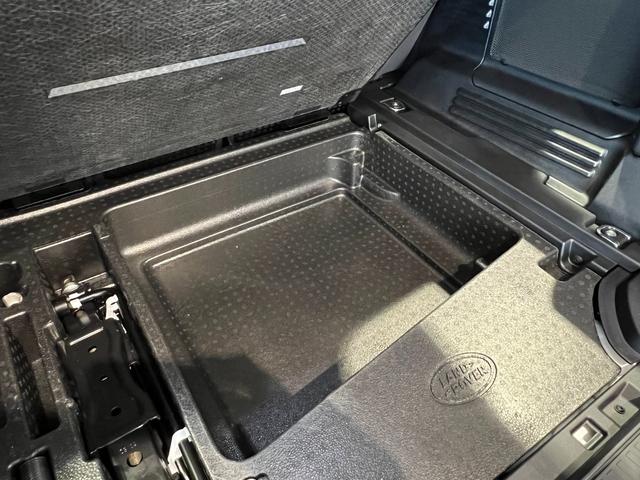 ディフェンダー カウンティエクステリアパックキュレテッドフォジャパン　限定１００台！　コントラストルーフ・テールドア　カウンティエクステリアＰ　コールドクライメートＰ　エアサスペンションＰ　２０インチスタイル９０１３ホイール（グロスホワイトフィニッシュ）（37枚目）