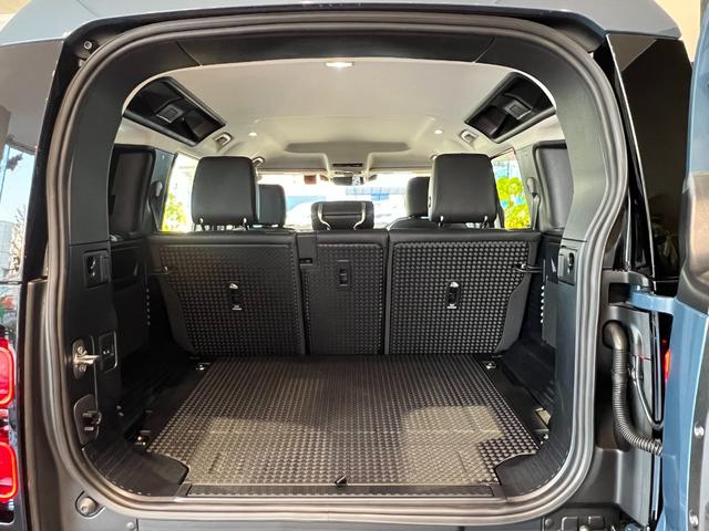 ディフェンダー カウンティエクステリアパックキュレテッドフォジャパン　限定１００台！　コントラストルーフ・テールドア　カウンティエクステリアＰ　コールドクライメートＰ　エアサスペンションＰ　２０インチスタイル９０１３ホイール（グロスホワイトフィニッシュ）（39枚目）