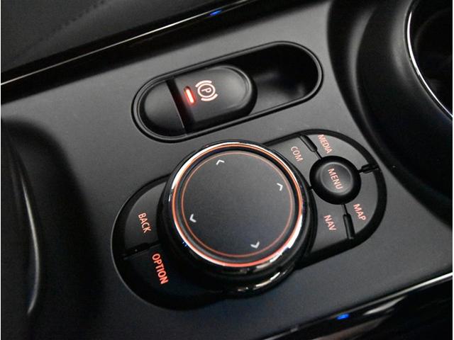 ＭＩＮＩ クラブマン　モルトン　エディション　当社買取ダイレクト販売車　黒本革シート　アダプティブクルーズコントール　衝突軽減ブレーキ　純正ナビ　バックカメラ　シートヒーター　スマートキー　ＬＥＤヘッドライト　純正１７インチアルミ　禁煙（40枚目）