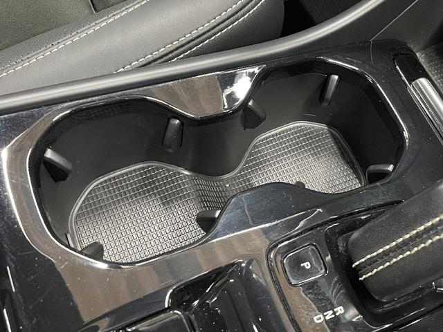 ＸＣ４０ Ｔ５　ＡＷＤ　Ｒデザイン　インテリセーフ　純正ＨＤＤナビ　全方位カメラ　ハーマンカードンオーディオ　パノラマガラスサンルーフ　パワーバックドア　電動シート　シートヒーター　スマートキー　クルーズコントロール（33枚目）