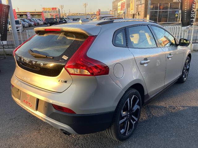 Ｖ４０ クロスカントリー　Ｔ５　ＡＷＤ　タックエディション　４ＷＤ　インテリセーフ　純正ナビ　バックカメラ　電動シート　シートヒーター　シティウィーブシート　プッシュスタート　ＬＥＤヘッドライト　Ｂｌｕｅｔｏｏｔｈオーディオ（5枚目）