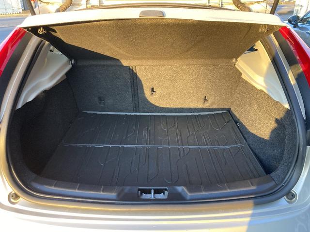 Ｖ４０ クロスカントリー　Ｔ５　ＡＷＤ　タックエディション　４ＷＤ　インテリセーフ　純正ナビ　バックカメラ　電動シート　シートヒーター　シティウィーブシート　プッシュスタート　ＬＥＤヘッドライト　Ｂｌｕｅｔｏｏｔｈオーディオ（9枚目）