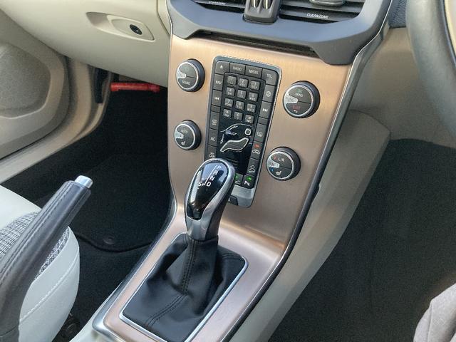 Ｖ４０ クロスカントリー　Ｔ５　ＡＷＤ　タックエディション　４ＷＤ　インテリセーフ　純正ナビ　バックカメラ　電動シート　シートヒーター　シティウィーブシート　プッシュスタート　ＬＥＤヘッドライト　Ｂｌｕｅｔｏｏｔｈオーディオ（18枚目）