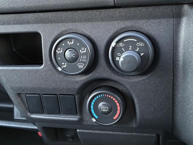 ハイエースバン ロングDX 雹害 トヨタセーフティセンス 両側スライドイージークローザー LEDHランプ リアサイドガラス固定式 バックモニター AC100V/100W AM/FMラジオ(13枚目)