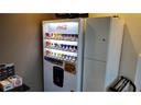 フリードリンク自販機も設定!お待ちの時間もゆっくりお過ごしいただけます。