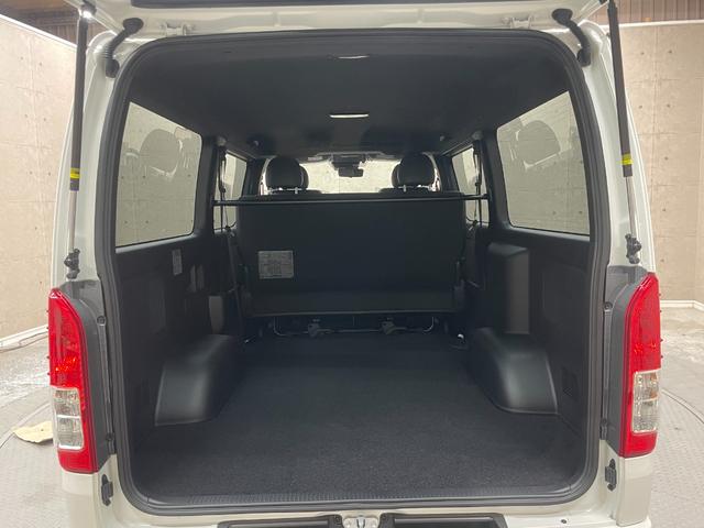 ハイエースバン スーパーＧＬ　ダークプライムＩＩ　登録済み未使用車　ワンオ―ナー使用車　衝突軽減ブレーキ　両側電動スライドドア　スマートキー　ＬＥＤライト　バックカメラ　レーンアシスト　ＥＴＣ（16枚目）