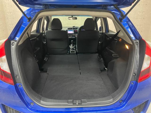 フィット １３Ｇ・Ｆパッケージ　メモリ―ナビ　スマートキー　Ｗエアバッグ　ＥＴＣ　オートエアコン　電動格納ミラー　アンチロックブレーキシステム　スマートキー（13枚目）