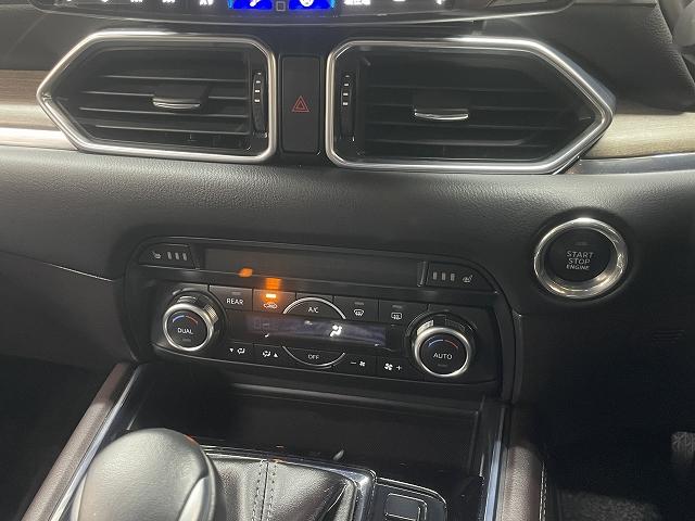 鑑定項目は外装、内装、機関、修復歴の４つ。プロの鑑定師が入念かつ厳しいチェックを通して、それぞれの項目について５段階のグレードを定めています。