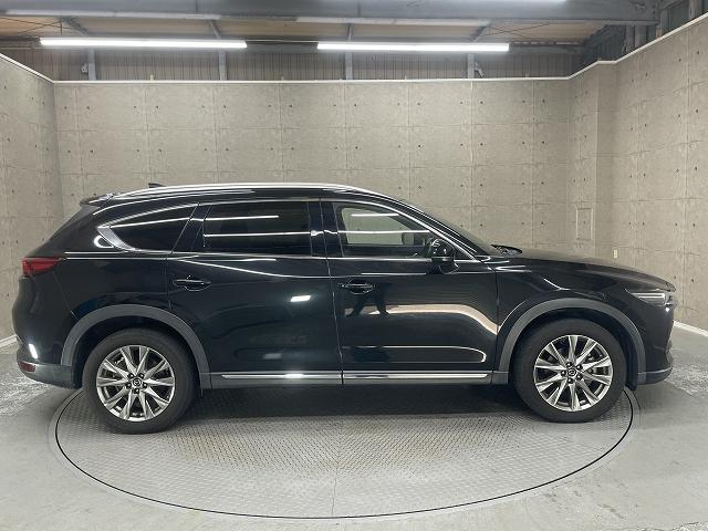 グー鑑定とは、プロの鑑定師が中古車の車両状態を鑑定するサービスです。第三者機関のプロの鑑定師によりチェックを行い、公正にグレードを定めます。