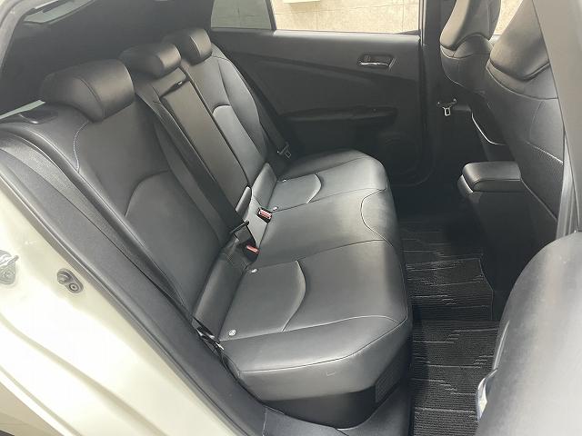 プリウス Ｓツーリングセレクション　衝突軽減ブレーキ　レーンアシスト　レザーシート　クルーズコントロール　ＤＶＤ再生機能　ＥＴＣ　ＬＥＤライト　Ｂｌｕｅｔｏｏｔｈ接続　クルーズコントロール（13枚目）