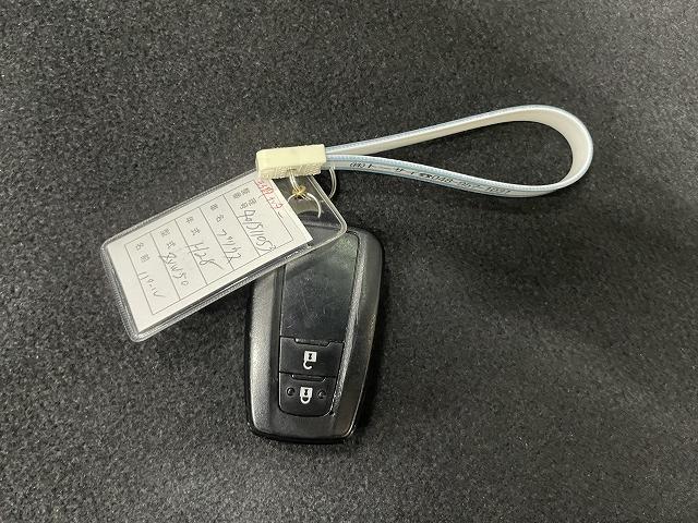 プリウス Ｓツーリングセレクション　衝突軽減ブレーキ　レーンアシスト　レザーシート　クルーズコントロール　ＤＶＤ再生機能　ＥＴＣ　ＬＥＤライト　Ｂｌｕｅｔｏｏｔｈ接続　クルーズコントロール（17枚目）