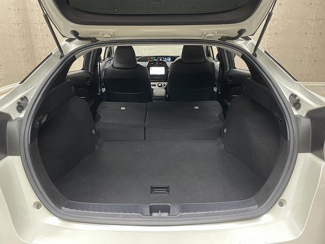 プリウス Ｓツーリングセレクション　衝突軽減ブレーキ　レーンアシスト　レザーシート　クルーズコントロール　ＤＶＤ再生機能　ＥＴＣ　ＬＥＤライト　Ｂｌｕｅｔｏｏｔｈ接続　クルーズコントロール（18枚目）