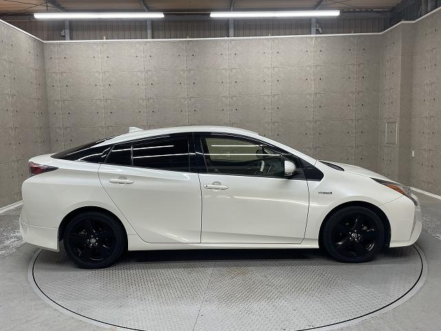 プリウス Ｓツーリングセレクション　衝突軽減ブレーキ　レーンアシスト　レザーシート　クルーズコントロール　ＤＶＤ再生機能　ＥＴＣ　ＬＥＤライト　Ｂｌｕｅｔｏｏｔｈ接続　クルーズコントロール（29枚目）