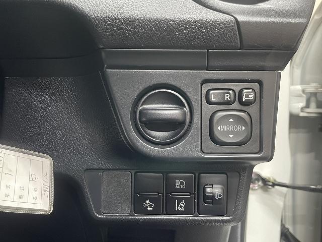 カローラフィールダー ハイブリッド 衝突軽減ブレーキ レーンアシスト メモリーナビ キーレスエントリ― バックカメラ Wエアバッグ ETC Bluetooth接続(19枚目)