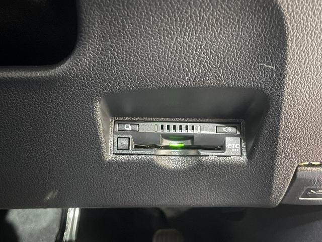 プリウス Ｓツーリングセレクション　ワンオーナー使用車　禁煙使用車　衝突軽減ブレーキ　レーンアシスト　９インチ純正メモリーナビ　フルセグテレビ　バックカメラ　ＬＥＤライト　レーダークルーズコントロール　革シート　シートヒーター（23枚目）