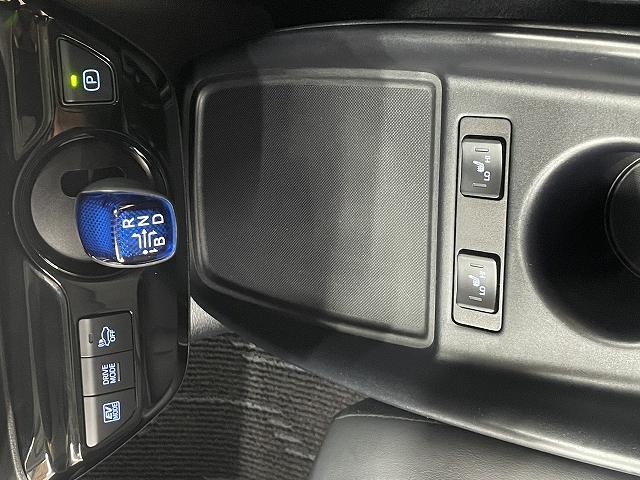 プリウス Ｓツーリングセレクション　ワンオーナー使用車　禁煙使用車　衝突軽減ブレーキ　レーンアシスト　９インチ純正メモリーナビ　フルセグテレビ　バックカメラ　ＬＥＤライト　レーダークルーズコントロール　革シート　シートヒーター（33枚目）