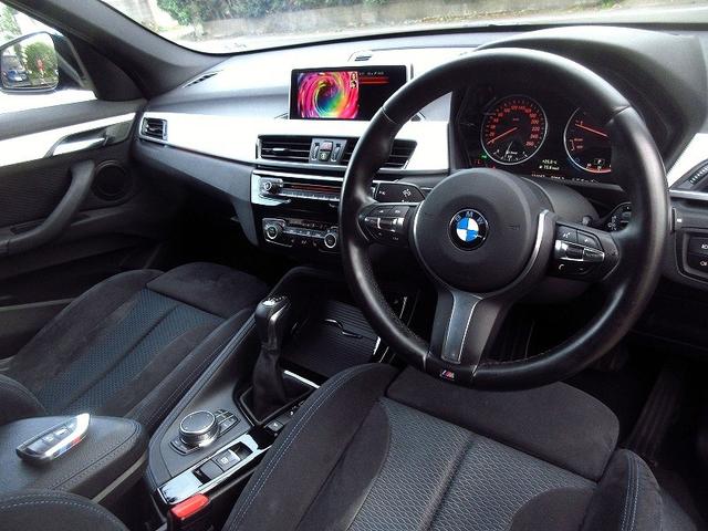 Ｘ１ ｘＤｒｉｖｅ　１８ｄ　Ｍスポーツ　ダブルサンルーフ　ワンオーナー禁煙車　アクティブクルーズコントロール　ヘッドアップディスプレイ　パワーバックドア　スマートキー　シートヒーター　４ＷＤターボ　１８ＡＷ　純正ナビ　フルセグＴＶ　Ｂカメラ（6枚目）