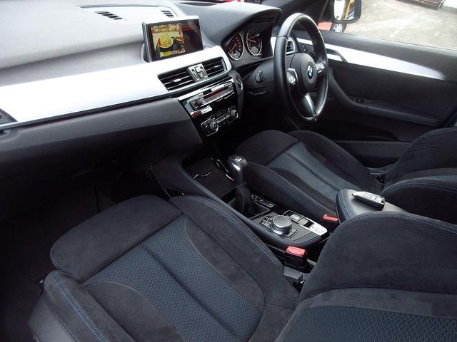 Ｘ１ ｘＤｒｉｖｅ　１８ｄ　Ｍスポーツ　ダブルサンルーフ　ワンオーナー禁煙車　アクティブクルーズコントロール　ヘッドアップディスプレイ　パワーバックドア　スマートキー　シートヒーター　４ＷＤターボ　１８ＡＷ　純正ナビ　フルセグＴＶ　Ｂカメラ（7枚目）