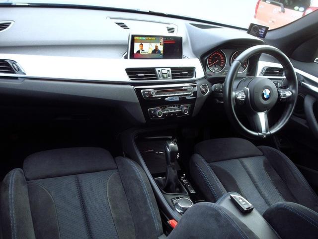 Ｘ１ ｘＤｒｉｖｅ　１８ｄ　Ｍスポーツ　ダブルサンルーフ　ワンオーナー禁煙車　アクティブクルーズコントロール　ヘッドアップディスプレイ　パワーバックドア　スマートキー　シートヒーター　４ＷＤターボ　１８ＡＷ　純正ナビ　フルセグＴＶ　Ｂカメラ（8枚目）
