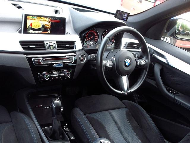 Ｘ１ ｘＤｒｉｖｅ　１８ｄ　Ｍスポーツ　ダブルサンルーフ　ワンオーナー禁煙車　アクティブクルーズコントロール　ヘッドアップディスプレイ　パワーバックドア　スマートキー　シートヒーター　４ＷＤターボ　１８ＡＷ　純正ナビ　フルセグＴＶ　Ｂカメラ（9枚目）