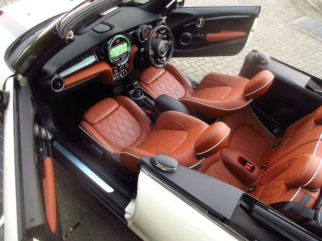 MINI クーパー コンバーチブル 後期LCIモデル ブラウンレザー 禁煙車 電動OPEN スマートキー インテリS シートヒーター ナビ Bカメラ クルーズコントロール カーテシーランプ イルミネーテッドインテリアサーフェス 17AW(2枚目)