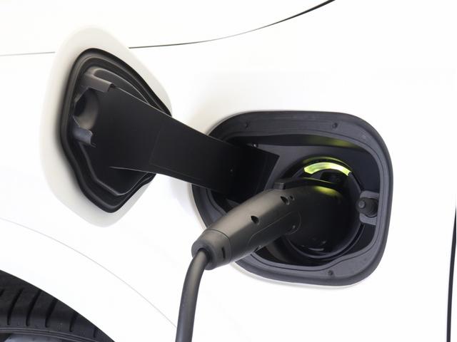 ＸＣ９０ ウルトラ　Ｔ８　ＡＷＤ　プラグインハイブリッド　ＰＨＥＶ　サンルーフ　Ｂ＆Ｗ　エアサス　Ｇｏｏｇｌｅ搭載　ドラレコ　前後シートヒーター　ステアリングホイールヒーター　ワイヤレススマホチャージ　クリスタルガラスシフトノブ　ブラウンアッシュウッドパネル（9枚目）