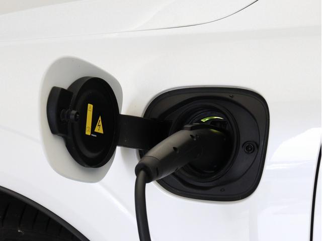 XC60 リチャージアルティメトT6AWDプラグインハイブリド PHEV 電動パノラマサンルーフ B&Wプレミアムサウンド エアサス Google搭載 前後純正ドラレコ クリスタルシフトノブ リニアライムウッドパネル 前後シートヒーター ステアリングホイールヒータ(9枚目)