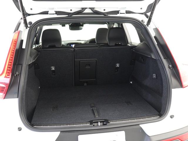 ＸＣ４０ Ｂ４　ＡＷＤ　Ｒデザイン　サンルーフ　専用スポーツサス　ドラレコ　４８Ｖ　Ｌａｖａオレンジカラーフロアカーペット＆ドア内張り　ｈａｒｍａｎ／ｋａｒｄｏｎ　前後シートヒーター　ステアリングヒーター　ワイヤレススマホチャージ（11枚目）