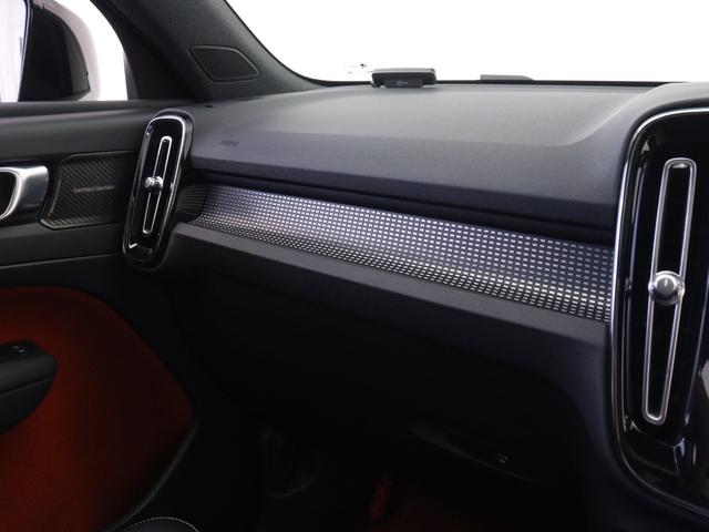 ＸＣ４０ Ｂ４　ＡＷＤ　Ｒデザイン　サンルーフ　専用スポーツサス　ドラレコ　４８Ｖ　Ｌａｖａオレンジカラーフロアカーペット＆ドア内張り　ｈａｒｍａｎ／ｋａｒｄｏｎ　前後シートヒーター　ステアリングヒーター　ワイヤレススマホチャージ（16枚目）