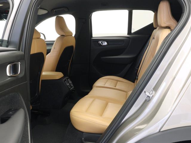 ＸＣ４０ Ｂ４　ＡＷＤ　インスクリプション　前後純正ドラレコ　４８Ｖ　茶革　ｈａｒｍａｎ／ｋａｒｄｏｎ　前後シートヒーター　ステアリングホイールヒーター　クリスタルシフトノブ　ワイヤレススマホチャージ　パワーテールゲート　３６０°カメラ（12枚目）