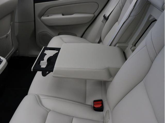 XC60 ウルトラ B5 AWD サンルーフ 社内使用車 Google ドラレコ 48V harman/kardon ドリフトウッドパネル 19インチAW リラクゼーション機能 前後シートヒーター ステアリングホイールヒーター(39枚目)