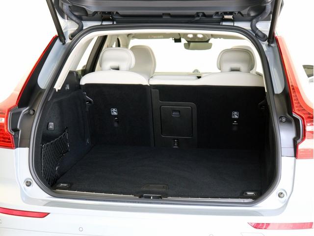 XC60 ウルトラ B5 AWD サンルーフ B&W エアサス Google搭載 ドラレコ 48V ラミネーテッドサイドウインドー 白革 前後シートヒーター ステアリングヒーター クリスタルシフトノブ ドリフトウッドパネル 19AW(12枚目)