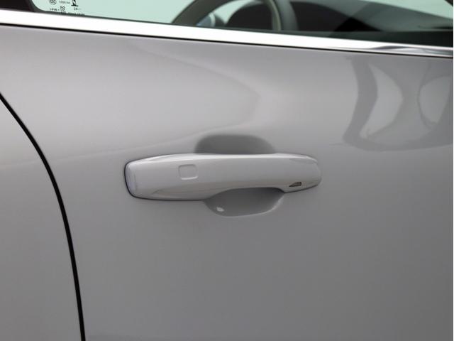 XC60 ウルトラ B5 AWD サンルーフ B&W エアサス Google搭載 ドラレコ 48V ラミネーテッドサイドウインドー 白革 前後シートヒーター ステアリングヒーター クリスタルシフトノブ ドリフトウッドパネル 19AW(25枚目)