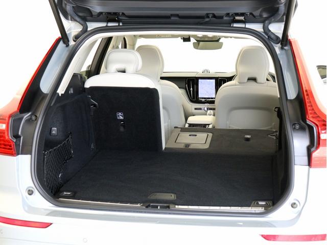 XC60 ウルトラ B5 AWD サンルーフ B&W エアサス Google搭載 ドラレコ 48V ラミネーテッドサイドウインドー 白革 前後シートヒーター ステアリングヒーター クリスタルシフトノブ ドリフトウッドパネル 19AW(30枚目)