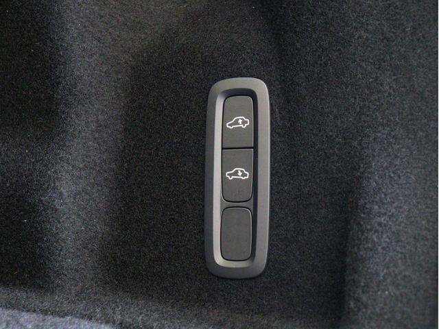 XC60 ウルトラ B5 AWD サンルーフ B&W エアサス Google搭載 ドラレコ 48V ラミネーテッドサイドウインドー 白革 前後シートヒーター ステアリングヒーター クリスタルシフトノブ ドリフトウッドパネル 19AW(31枚目)