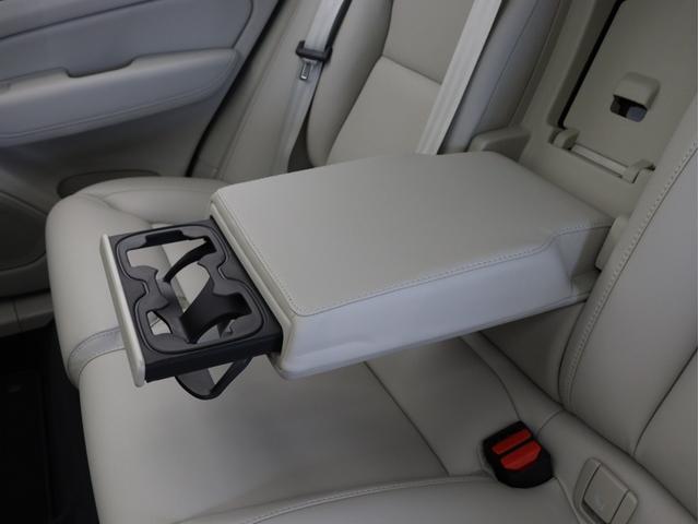 XC60 ウルトラ B5 AWD サンルーフ B&W エアサス Google搭載 ドラレコ 48V ラミネーテッドサイドウインドー 白革 前後シートヒーター ステアリングヒーター クリスタルシフトノブ ドリフトウッドパネル 19AW(39枚目)